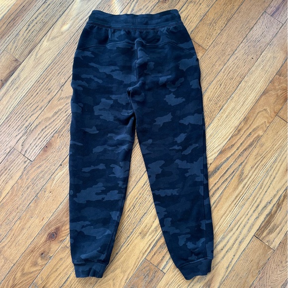 Lululemon Scuba High Rise Jogger Fleece 28” in Heritage 365 Camo Size 4 - Picture 8 of 8